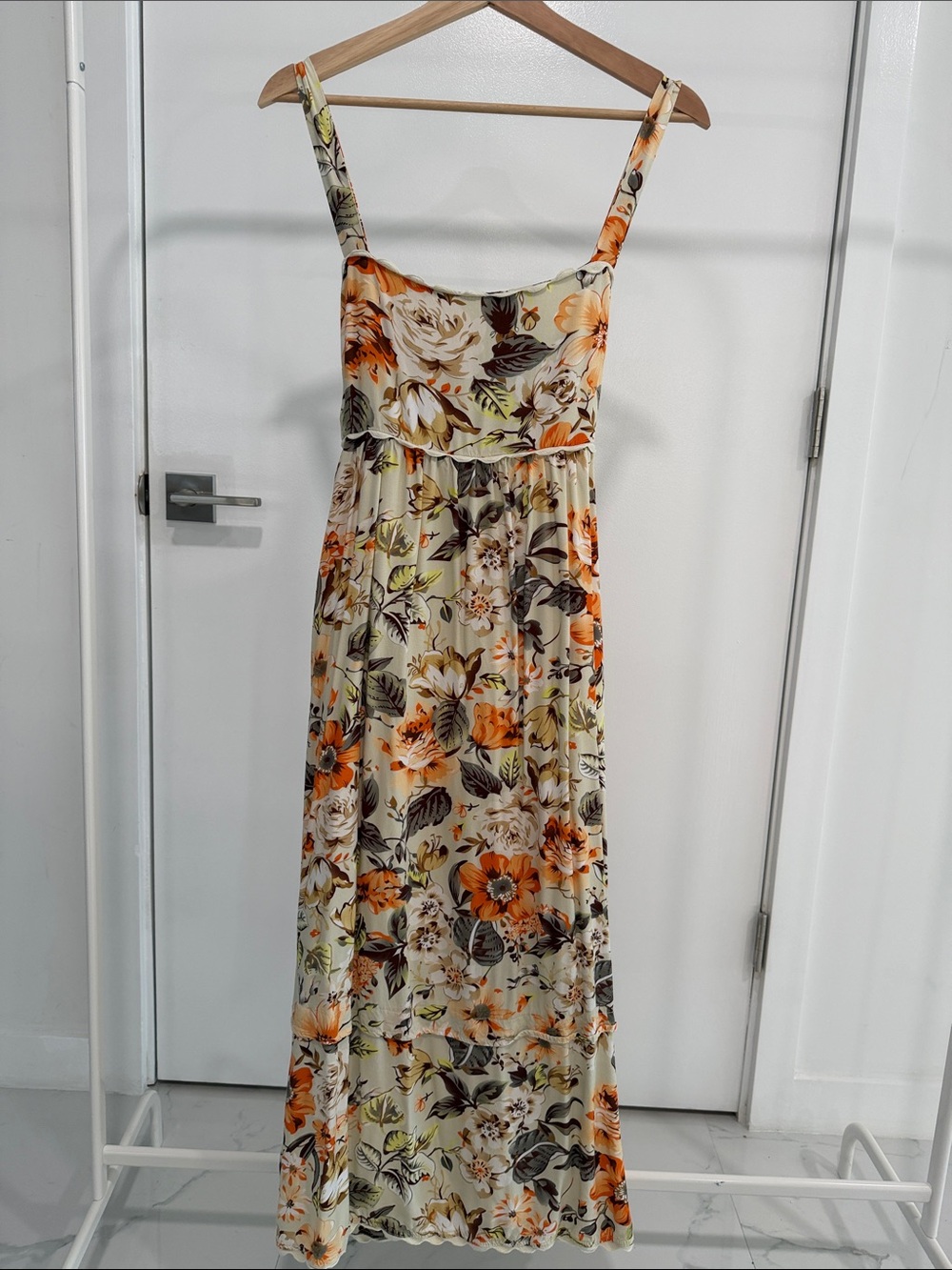 Floral Sleeveless Maxi Dress With A Bow In The Back. - Picture 2 of 10